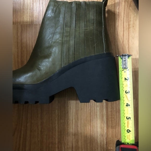Eileen Fisher Kat olive distressed‎ leather lug sole Chelsea ankle boots size 11 - Picture 16 of 16